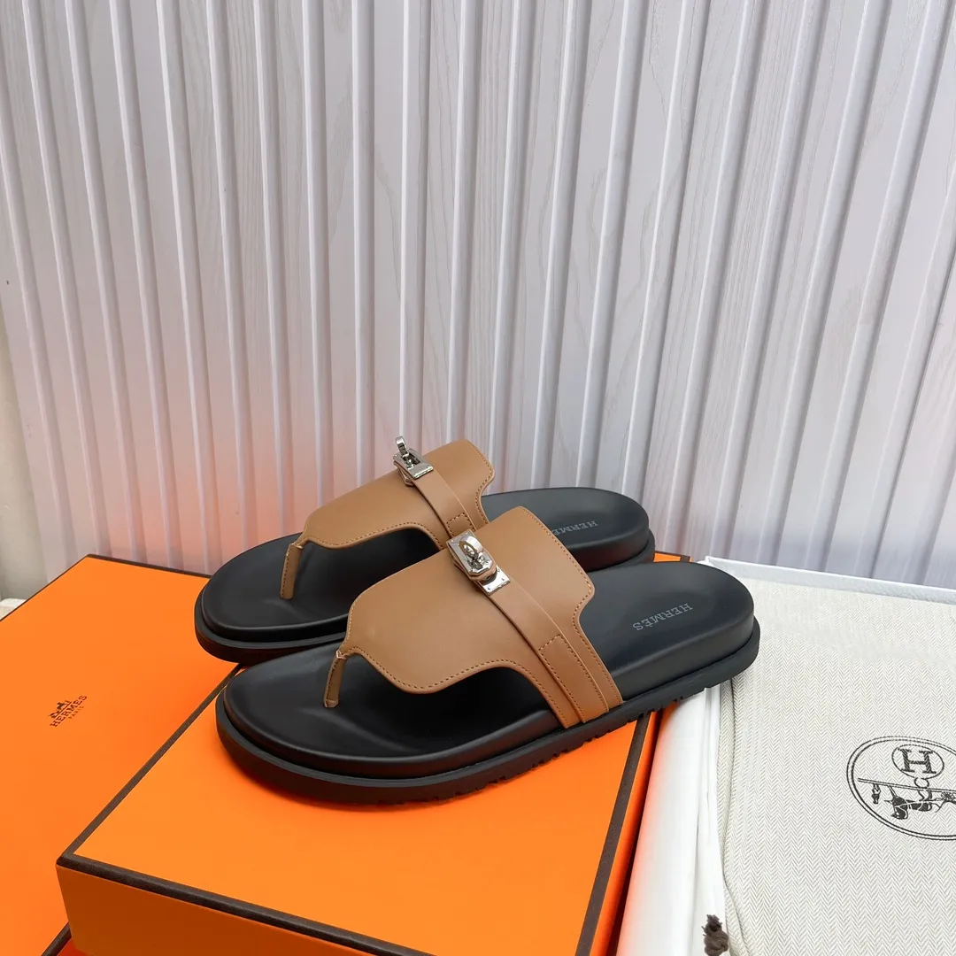 👟👟Ex-factory price 480👟👟 High version of Hermes 🐎The extremely popular couple's second uncle slippers/the latest snake print sandals and slippers, paired with various colorful socks, so trendy!  ———————— Upper: imported cowhide/Lining: imported cowhide Outsole: Tpu non-slip and wear-resistant outsole Female 36-46.